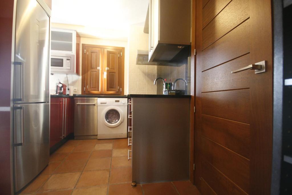 Kuchyň nebo kuchyňský kout v ubytování Apartamentos Casas Colgadas