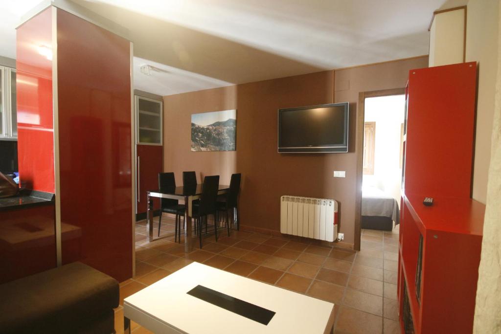TV a/nebo společenská místnost v ubytování Apartamentos Casas Colgadas