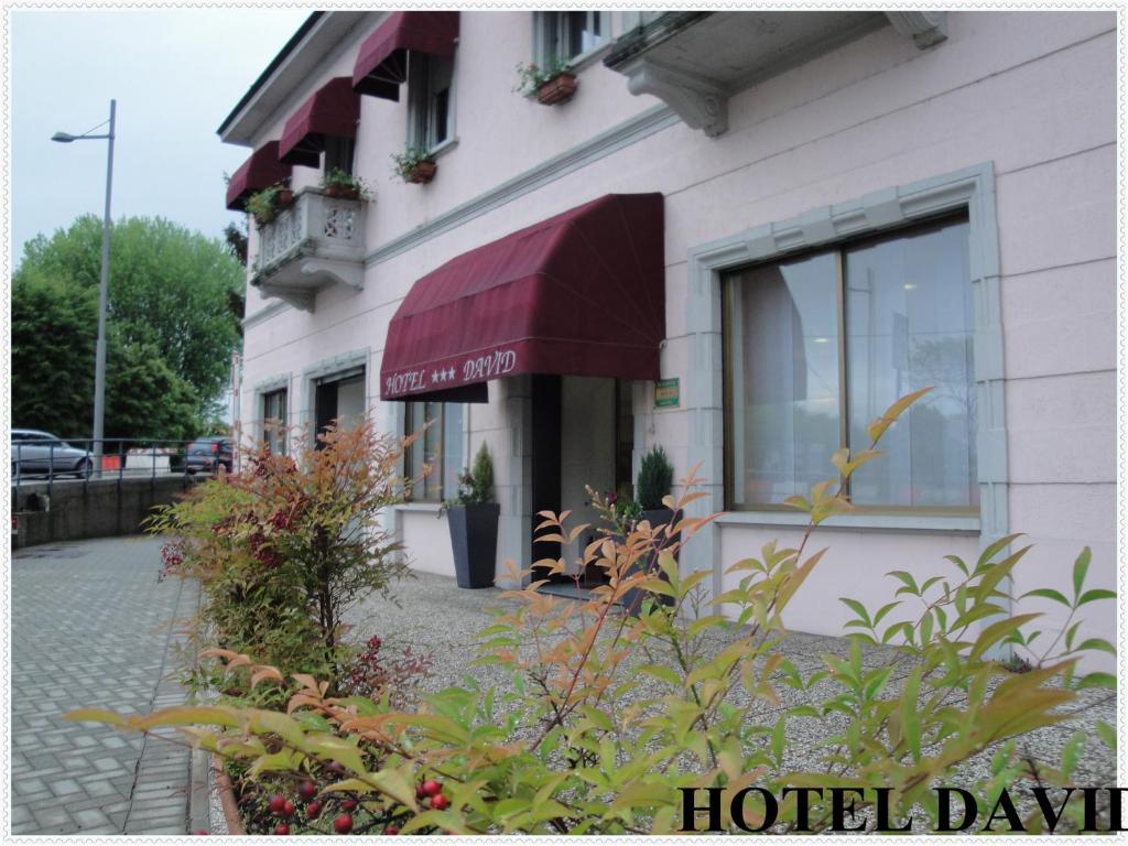 een hotelgebouw met een rode luifel erop bij Hotel David in Sesto Calende