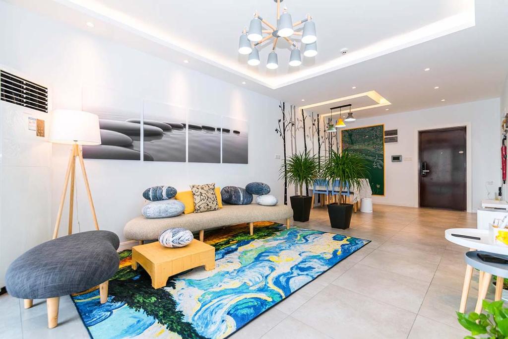 sala de estar con sofá y alfombra en Henan Luoyang·Luo River· Locals Apartment 00137320 en Luoyang