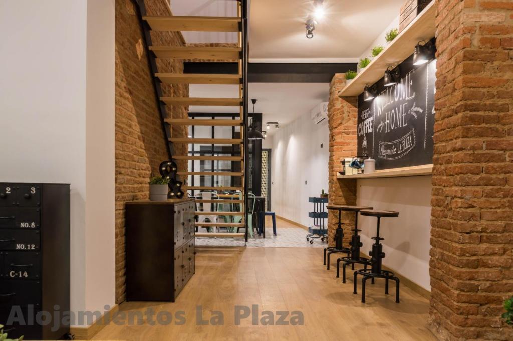 Habitación con escalera, mesa y sillas en La Plaza en Villafranca de los Barros