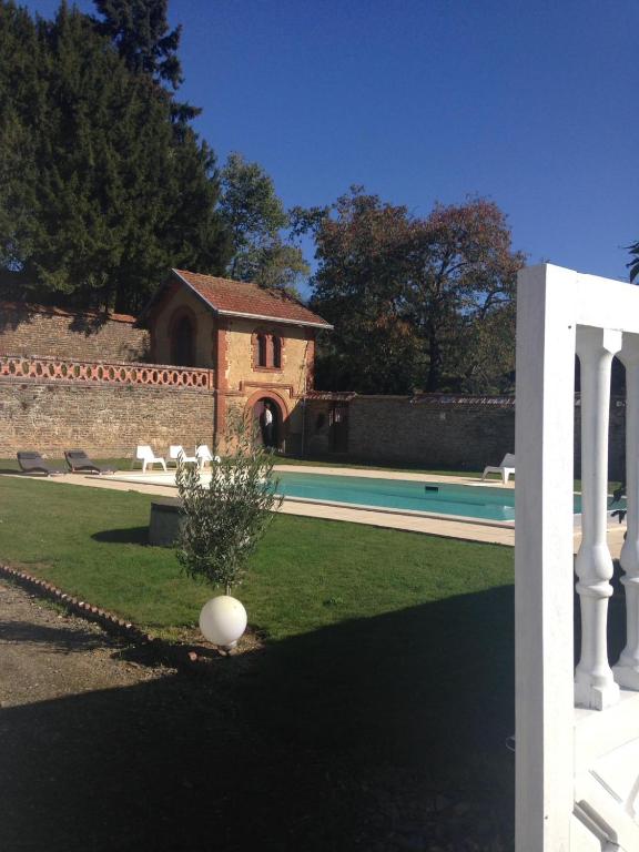 Bazén v ubytování Le Manoir de Bénédicte B&B nebo v jeho okolí