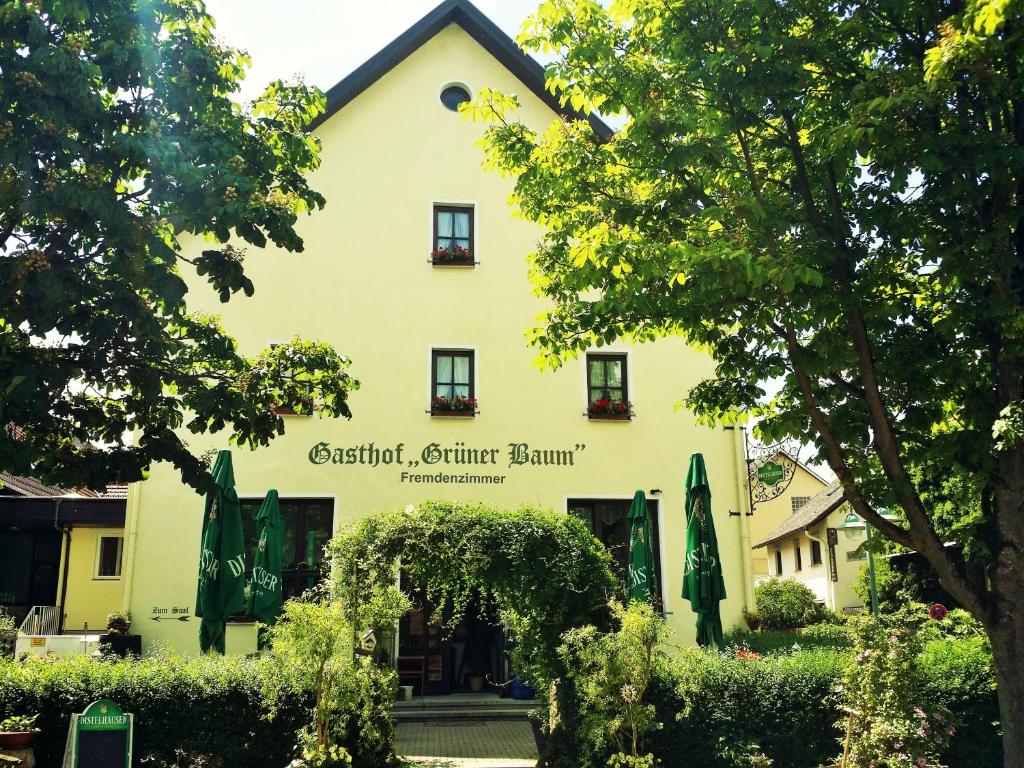 タウバービショフスハイムにあるHotel-Landgasthof Grüner Baum - Dittigheimのgstaad germanium(グスタード・ゲルマニウム)を読む看板のある建物