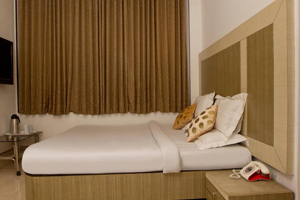 Postel nebo postele na pokoji v ubytování Hotel White House