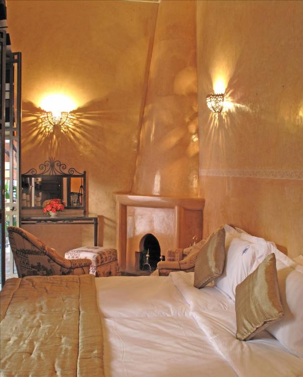 Postel nebo postele na pokoji v ubytování Riad Le Perroquet Bleu Suites & Spa