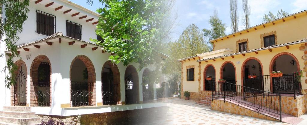 un patio de una casa con arcos y árboles en Casa Rural Ruiz Hernando, en Villanueva del Arzobispo