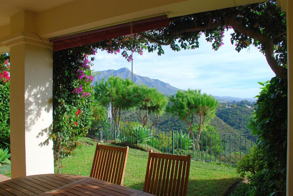 サン・ペドロ・アルカンタラにあるAmazing Panoramic Sea And Mountain View Townhouseの山の景色を望むテーブルと椅子