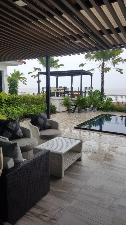 Bazén v ubytování La Playa Beach Front Pool Villa Cha-am,Huahin nebo v jeho okolí