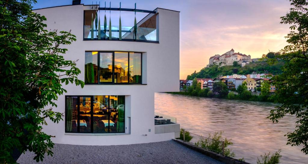 een huis op het water met uitzicht bij Hotel Burgblick in Hochburg-Ach