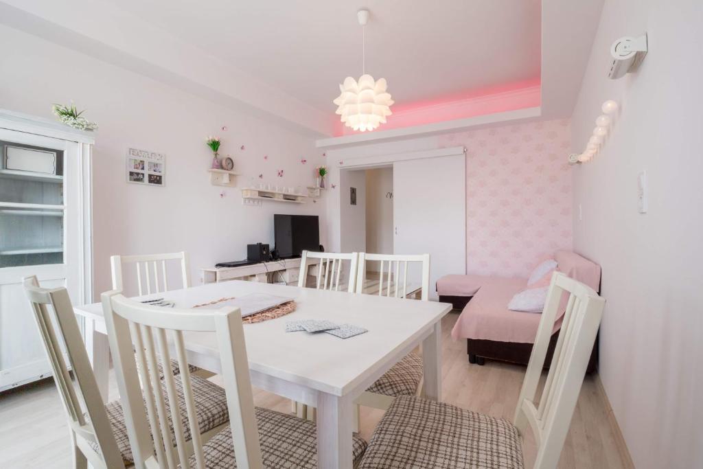 ブダペストにあるNemetvolgyi Apartmentのキッチン、ダイニングルーム(白いテーブル、椅子付)
