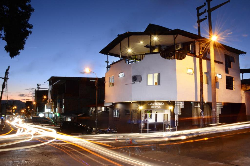 un edificio in una strada di notte con strisce di luce di Hostal Casa Blanca a Tarapoto