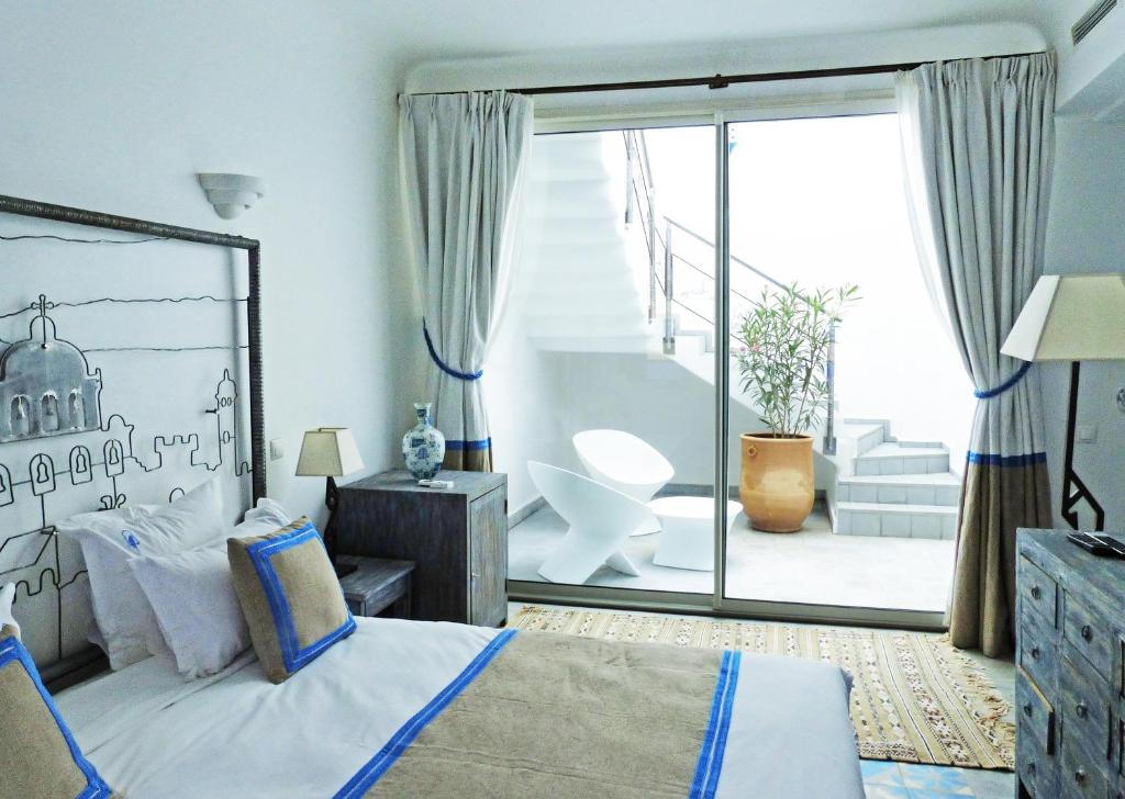 Postel nebo postele na pokoji v ubytování Riad Le Perroquet Bleu Suites & Spa
