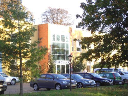 un grupo de coches estacionados frente a un edificio en Hotel Dänholm en Stralsund