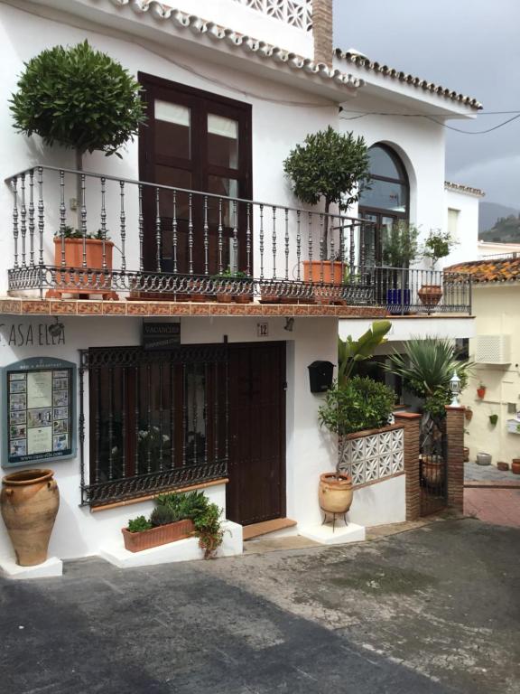 Edificio en el que se encuentra el hostal o pensión