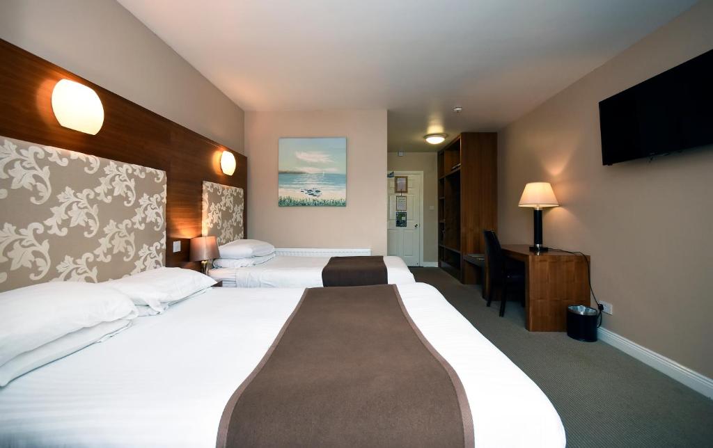 Postel nebo postele na pokoji v ubytování Leenane Hotel