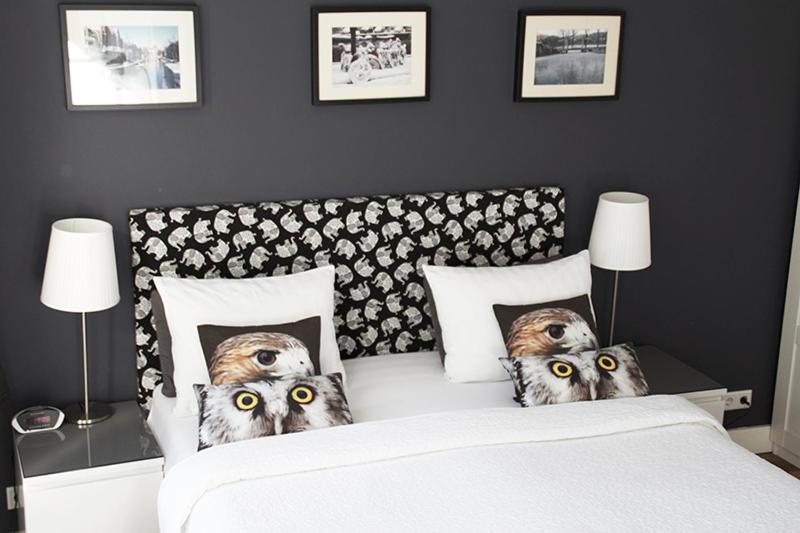 dos búhos sentados encima de una cama en Velvetamsterdam en Ámsterdam