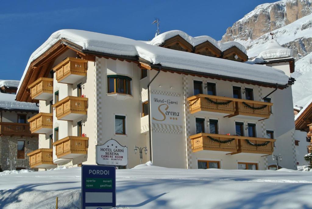 Nespecifikovaný výhled na hory nebo výhled na hory při pohledu z hotelu