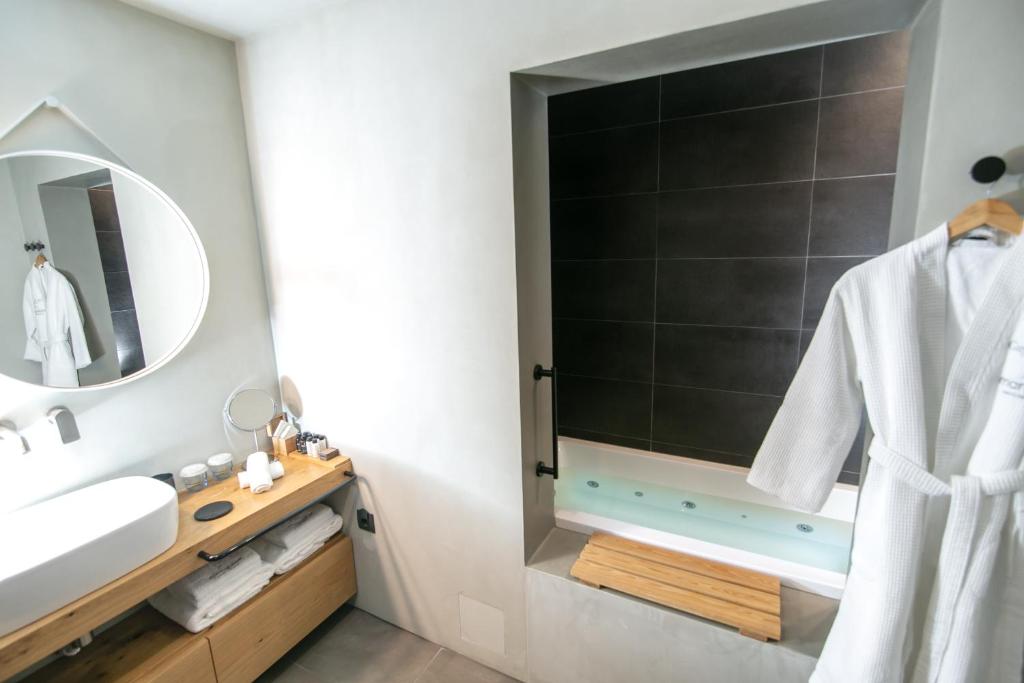 Koupelna v ubytování Marquise Suites - Adults Only