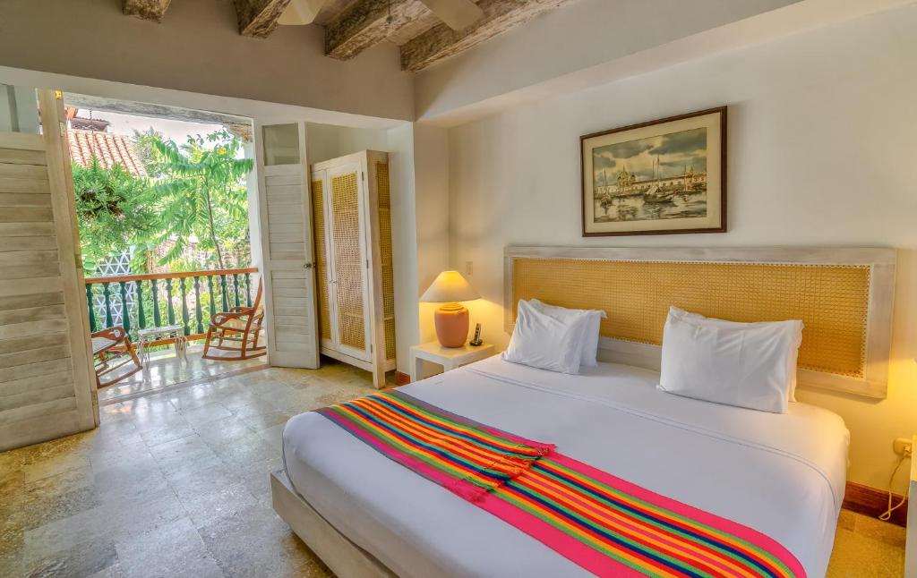 een slaapkamer met een groot bed en een balkon bij Casa Pizarro Hotel Boutique in Cartagena
