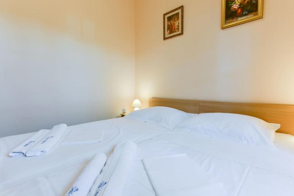 Łóżko lub łóżka w pokoju w obiekcie Villa Steffany Apartments