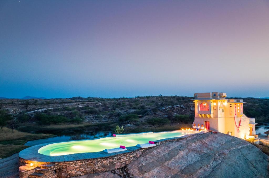 Raipur的住宿－Brij Lakshman Sagar, Pali，大楼一侧的大型游泳池