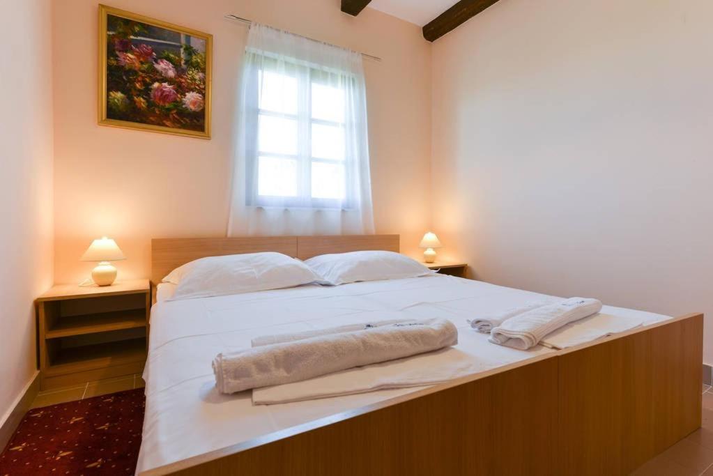 Łóżko lub łóżka w pokoju w obiekcie Villa Steffany Apartments