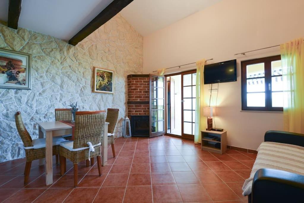 Telewizja i/lub zestaw kina domowego w obiekcie Villa Steffany Apartments