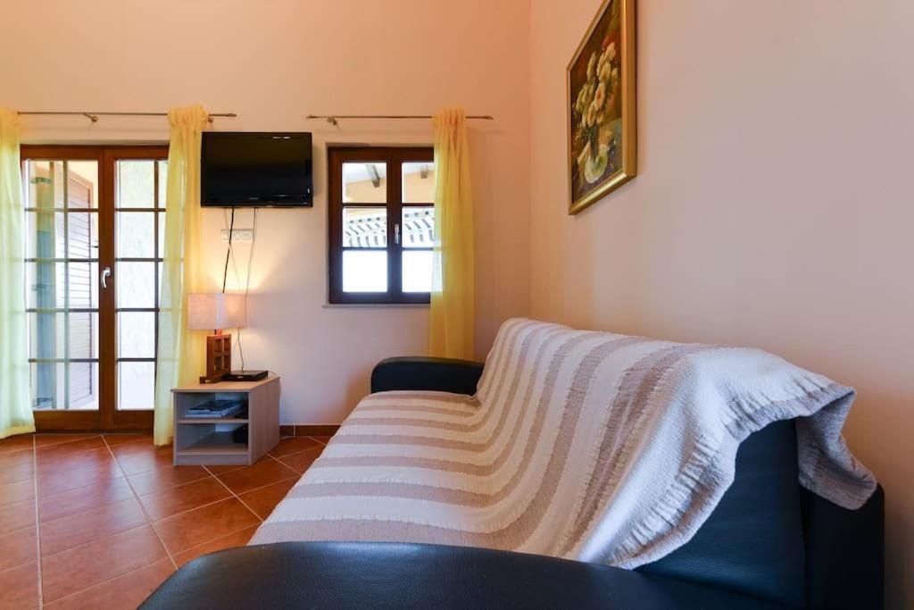 Telewizja i/lub zestaw kina domowego w obiekcie Villa Steffany Apartments