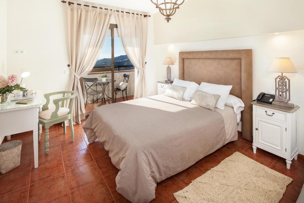 Postel nebo postele na pokoji v ubytování Hotel y Bungalows Balcón de Competa