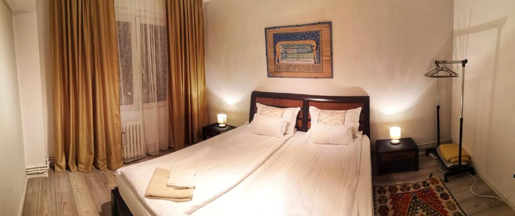 ein Schlafzimmer mit einem Bett mit zwei Handtüchern darauf in der Unterkunft Green Apartament in Sovata