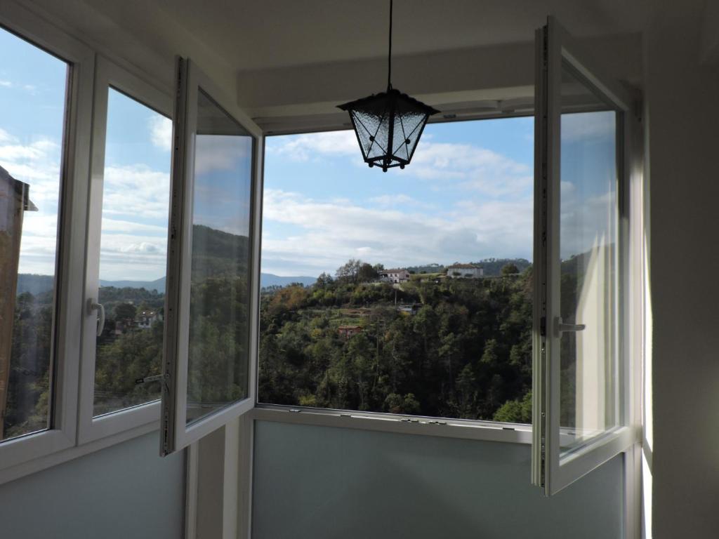 okno z widokiem na góry w obiekcie Casa Sterinella w mieście Follo Alto