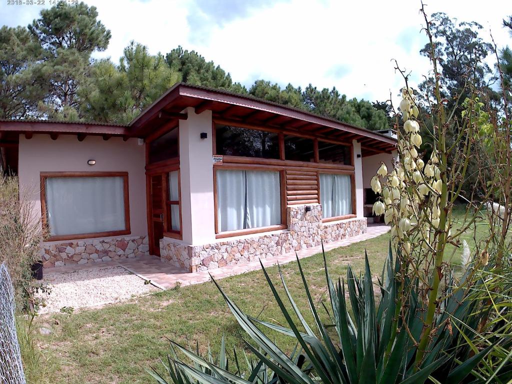 mały domek na środku podwórka w obiekcie Marejada w mieście Mar Azul