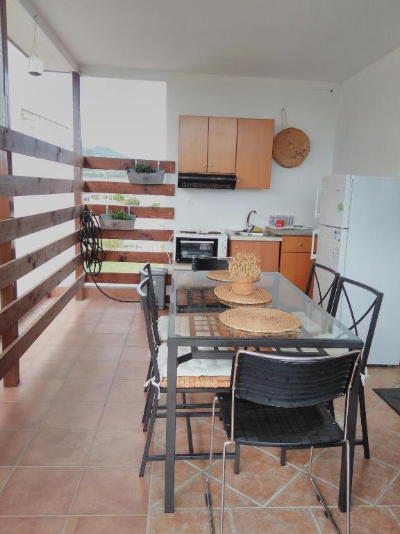 Kuchyň nebo kuchyňský kout v ubytování Ionio Gastronomy Suites