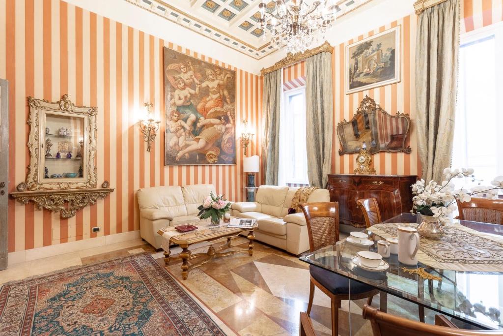 uma sala de estar com paredes com riscas cor de laranja e branco em Residenza Contessa Costanza em Roma