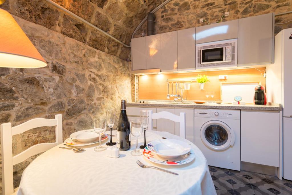 A kitchen or kitchenette at Villa Amalia Suites Malaga