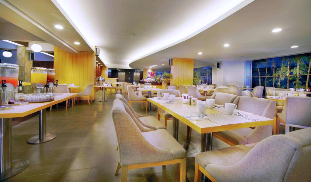 Posezení v ubytování Quest Hotel Kuta by ASTON