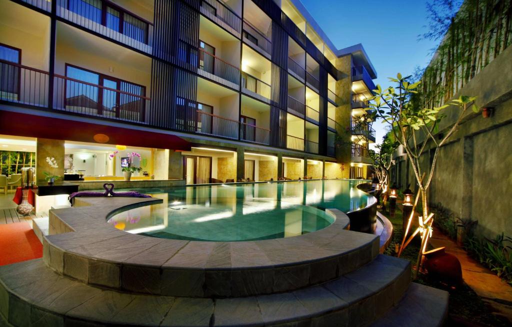 Bazén v ubytování Quest Hotel Kuta by ASTON nebo v jeho okolí