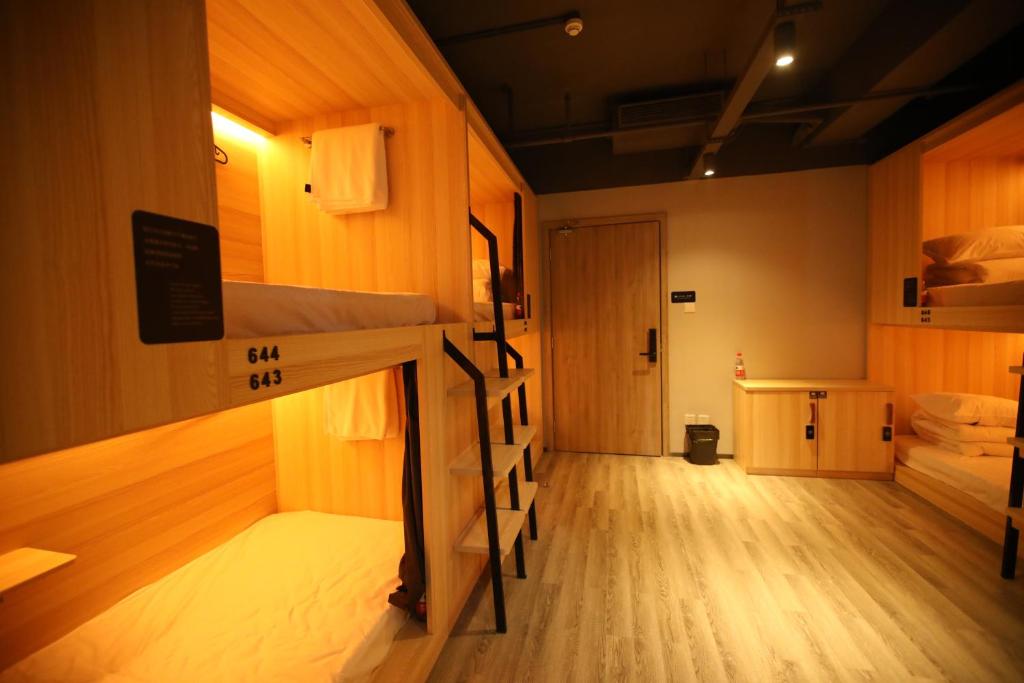 Postel nebo postele na pokoji v ubytování Chengdu Desti Youth Park Hostel Chunxi Road