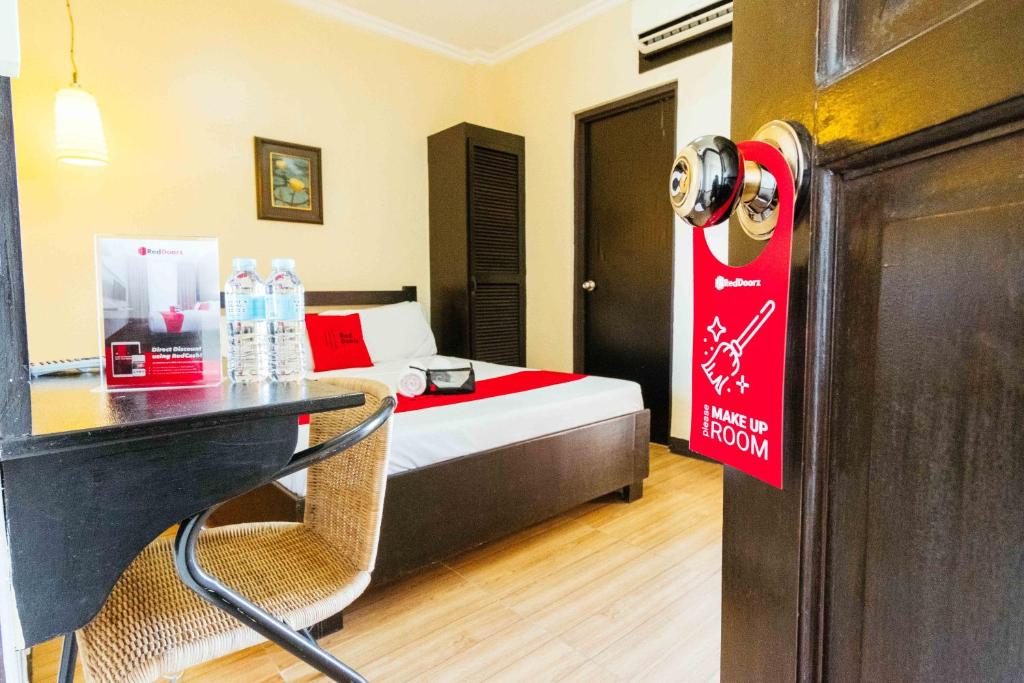 Postel nebo postele na pokoji v ubytování RedDoorz Plus at The Ridge Tagaytay