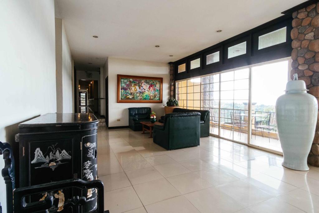 Posezení v ubytování RedDoorz Plus at The Ridge Tagaytay