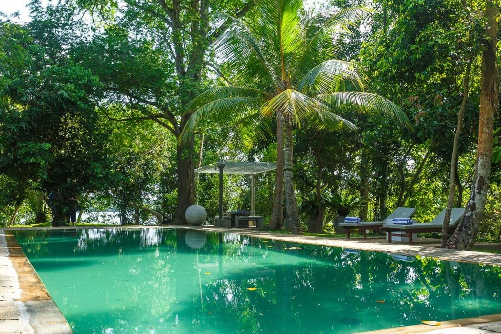 Swimming pool sa o malapit sa MO River House Luxury Villa