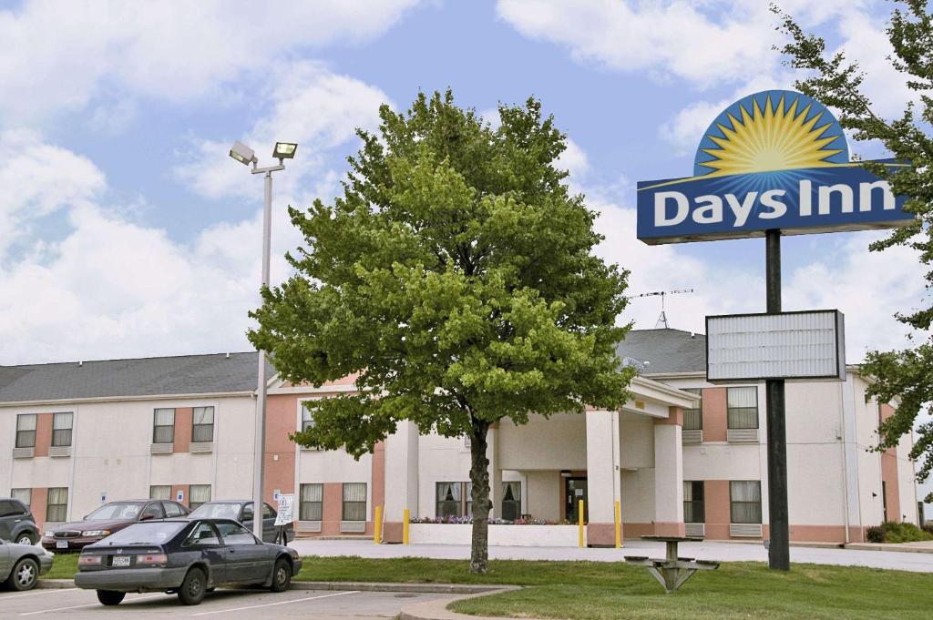 a days inn sign in front of a building at Days Inn by Wyndham Walcott Davenport in Walcott