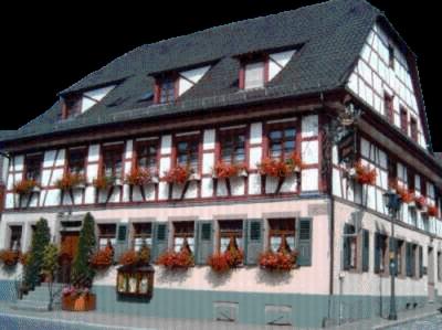 un modelo de un edificio con flores delante en Landhotel Krone en Königsbach Stein
