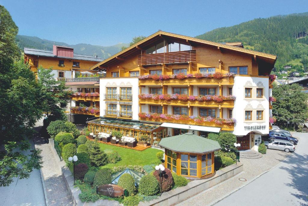 eine Luftansicht eines Hotels mit Garten in der Unterkunft Superior Hotel Tirolerhof - Zell am See in Zell am See