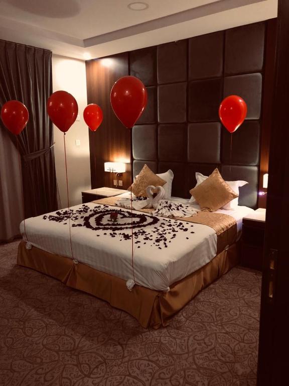 Postel nebo postele na pokoji v ubytování Qasr Rayana Aparthotel