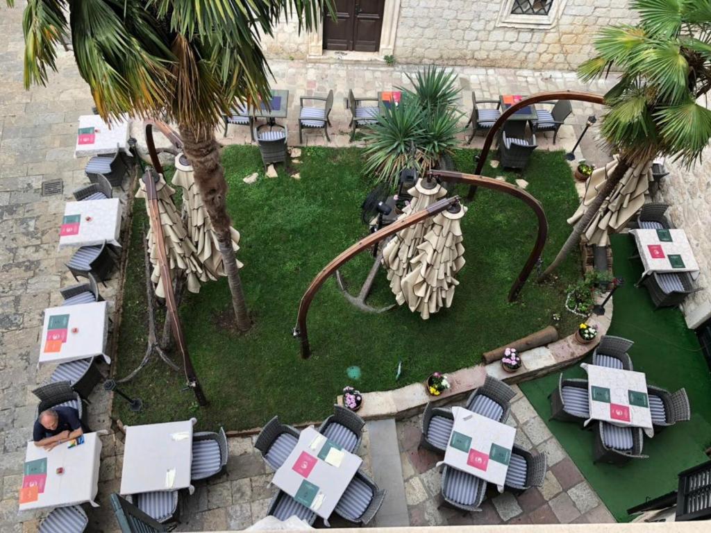 Un jardín fuera de Hotel Monte Cristo