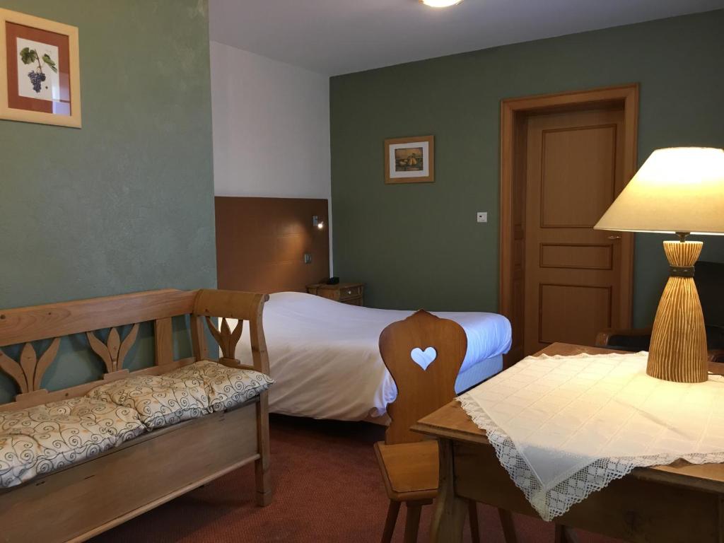 Postel nebo postele na pokoji v ubytování Hôtel-Restaurant A La Couronne
