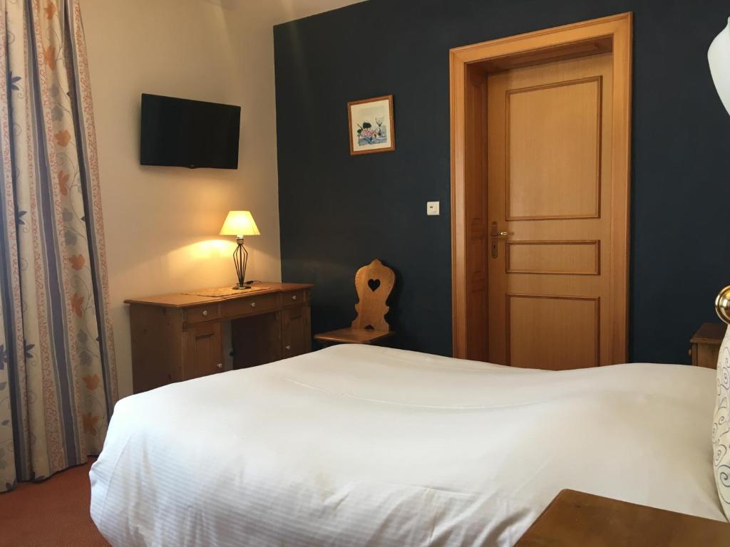 Postel nebo postele na pokoji v ubytování Hôtel-Restaurant A La Couronne
