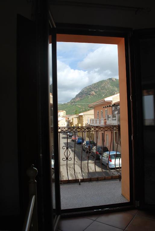 A general mountain view or a mountain view taken from Az apartmant