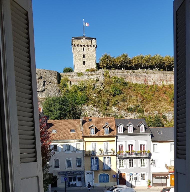 - une vue sur une ville avec un château dans l'établissement 18 rue des petits fossés - 5, à Lourdes